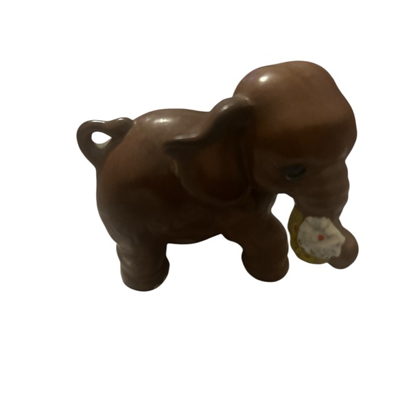 Josef Originals Elephant Figurine Holding Yellow‎ Flowers Japan - Picture 1 of 4